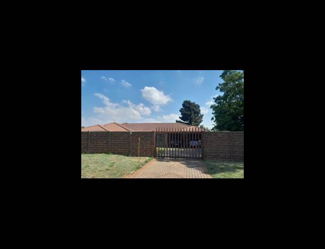 3 BEDROOM HOUSE FOR SALE IN DERSLEY